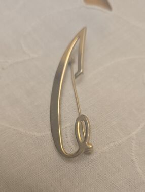 Silver Curved Ribbon Brooch - Elegant Women’s Jewelry